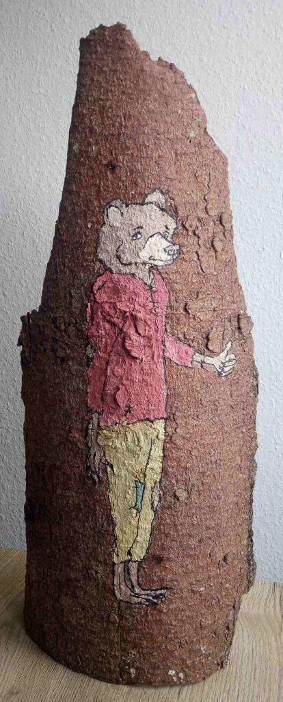 Tobias Funk. 2019. Berti Batten eins (Ansicht 1). Digitale Malerei, Stift-Display und Open Source Programm, projieziert. Malerei, natürliche Farbpigmente, Lehmfarbe auf alter Rinde von Fichte (Fundort: Hatzfeld-Reddighausen), hinten mit Monogramm gestempelt und Entstehungsjahr versehen. 60 x 26 x 12,8 cm