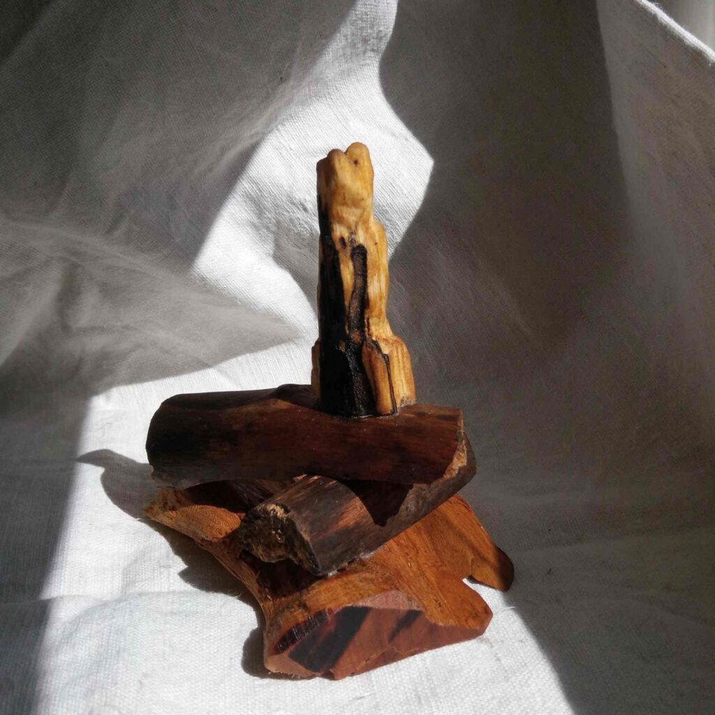 Tobias Funk. 2022. Sinnbild der Einfalt (Ansicht 2). Skulptur, morsches und altes Holz von Birke, Restholz von Kirsche (Fundorte: Hatzfeld-Reddighausen, Homberg-Dannenrod), Verklebung mit Holzleim, Lasur mit Bioolivenöl, unten mit Monogramm gestempelt und Entstehungsjahr versehen. 9,5 x 10 x 7 cm
