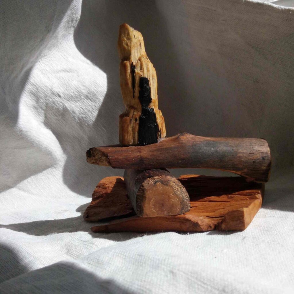 Tobias Funk. 2022. Sinnbild der Einfalt (Ansicht 4). Skulptur, morsches und altes Holz von Birke, Restholz von Kirsche (Fundorte: Hatzfeld-Reddighausen, Homberg-Dannenrod), Verklebung mit Holzleim, Lasur mit Bioolivenöl, unten mit Monogramm gestempelt und Entstehungsjahr versehen. 9,5 x 10 x 7 cm