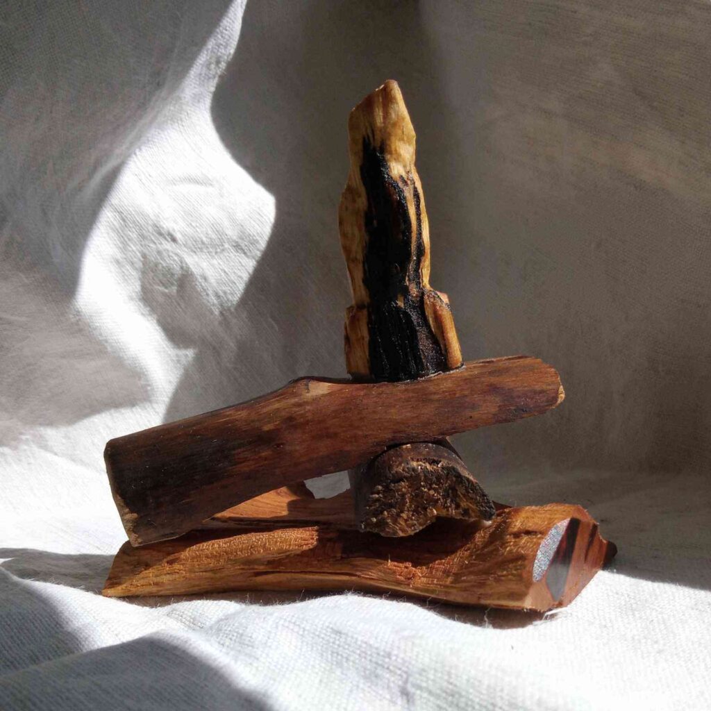 Tobias Funk. 2022. Sinnbild der Einfalt (Ansicht 6). Skulptur, morsches und altes Holz von Birke, Restholz von Kirsche (Fundorte: Hatzfeld-Reddighausen, Homberg-Dannenrod), Verklebung mit Holzleim, Lasur mit Bioolivenöl, unten mit Monogramm gestempelt und Entstehungsjahr versehen. 9,5 x 10 x 7 cm